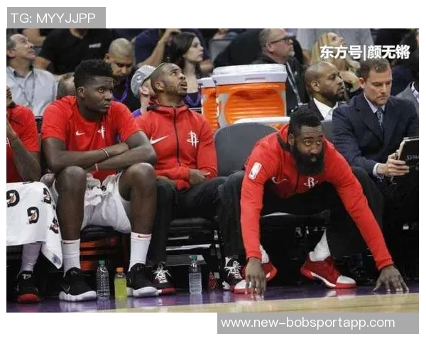 保罗私下向小卡请教战术遭小范严厉警告引发热议 保罗私下向小卡请教战术遭小范严厉警告引发热议